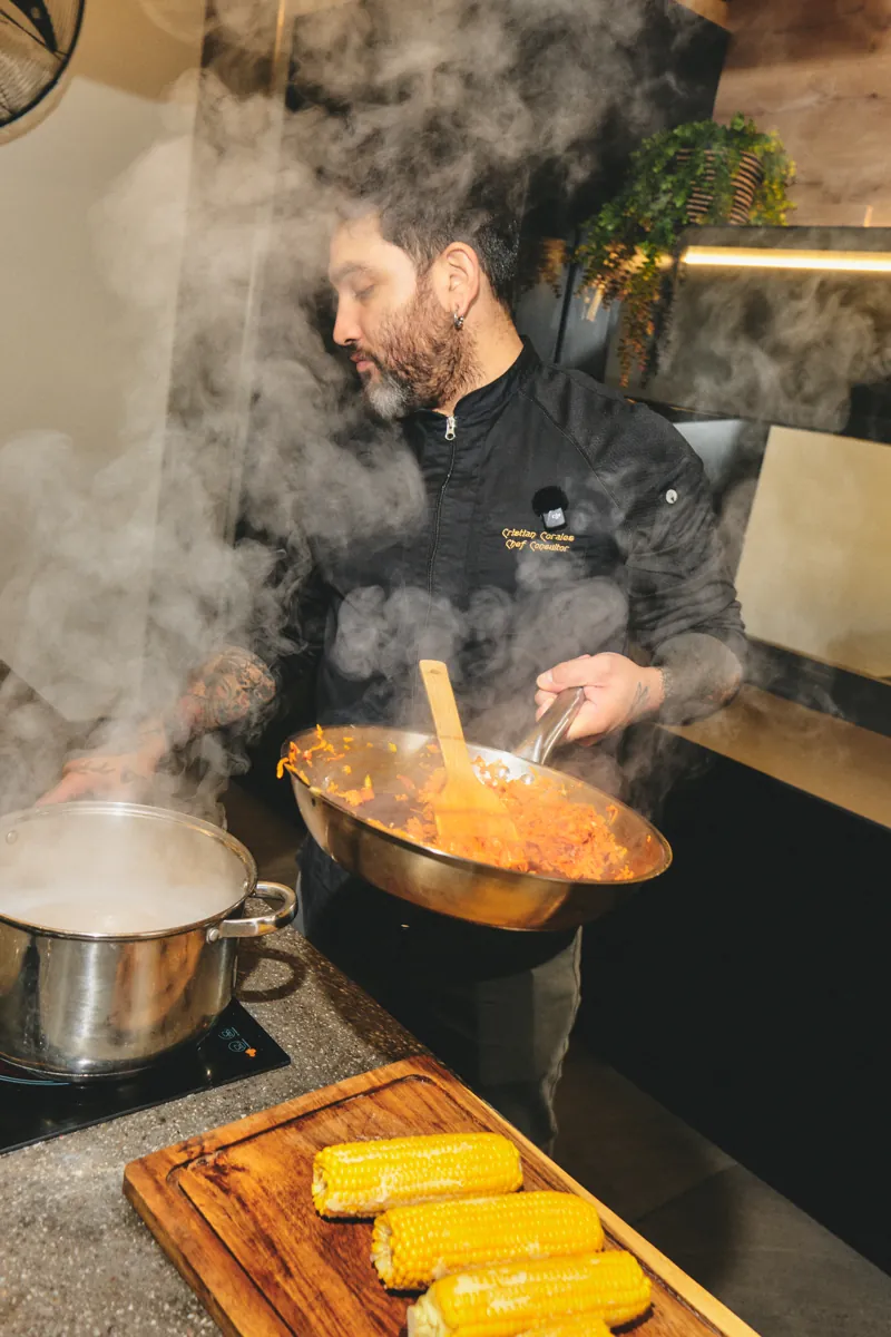Cristian revolviendo el sofrito entre vapor en la cocina de Ruta 5
